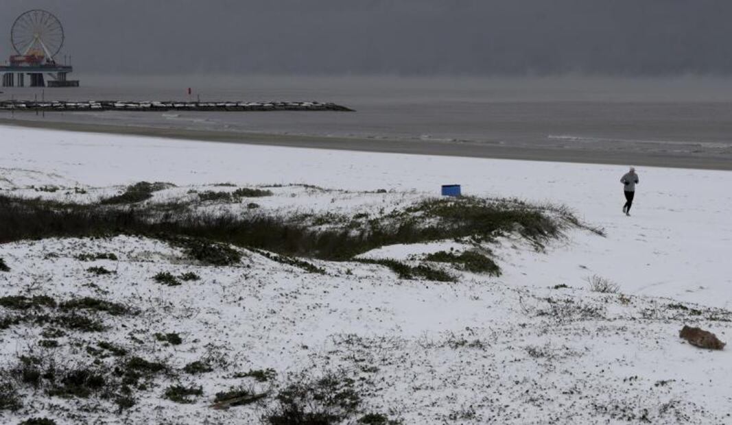¡Insólito! Las fotos de la nieve en la playa de Galveston, Texas 