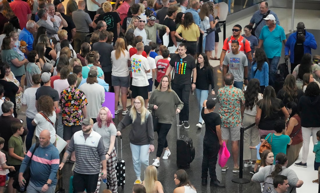 Récord de viajeros en los aeropuertos de Estados Unidos. Reportan vuelos demorados y cancelaciones previo al 4 de julio (AP Photo/Rick Bowmer)