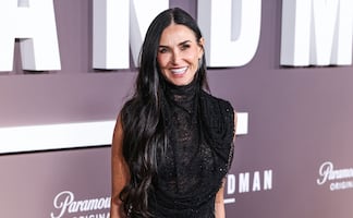 Demi Moore deslumbra con figura de impacto y vestido traslúcido a los 62 años