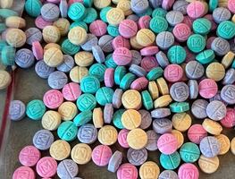 Halloween: Exfuncionario de la DEA advierte por fentanilo "arcoíris" que disfrazan de dulces