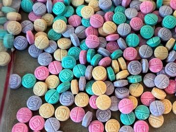 Halloween: Exfuncionario de la DEA advierte por fentanilo "arcoíris" que disfrazan de dulces