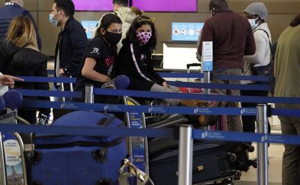 Millones de estadounidenses viajan por Navidad pese a Covid-19