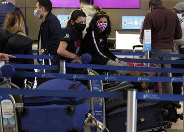 Millones de estadounidenses viajan por Navidad pese a Covid-19