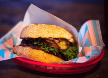 Alertan por químicos peligrosos en envolturas de comida rápida en Estados Unidos