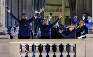 Franceses reciben orgullosos a 'Les Bleus' tras derrota en Qatar