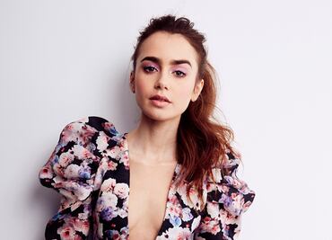 Lily Collins se luce con bikini azul durante grabación en Francia