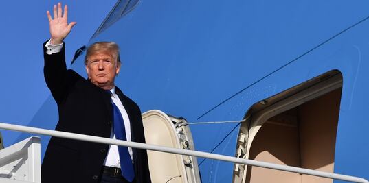 Piloto pinta insultos racistas en aeropuerto en apoyo a Trump