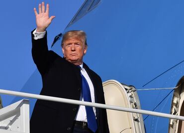 Piloto pinta insultos racistas en aeropuerto en apoyo a Trump