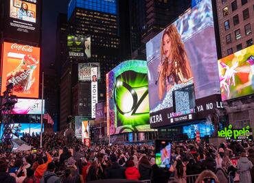 Shakira sorprende a fans con concierto gratuito en Times Square