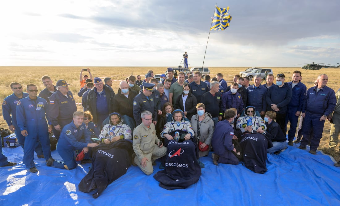 Astronauta de la NASA y Cosmonautas Rusos Regresan Tras un Año en el Espacio, Marcando un Récord Espacial.  (Bill Ingalls/NASA via AP)