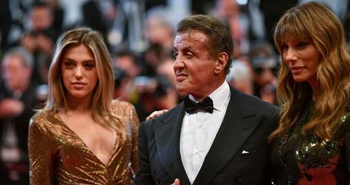Con escotazo, Sistine Stallone roba cámara a su papá en Cannes