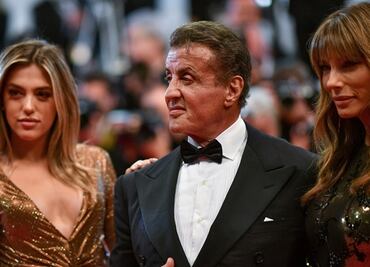Con escotazo, Sistine Stallone roba cámara a su papá en Cannes