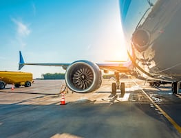 Trabajador del Aeropuerto de San Antonio muere succionado por el motor de un avión