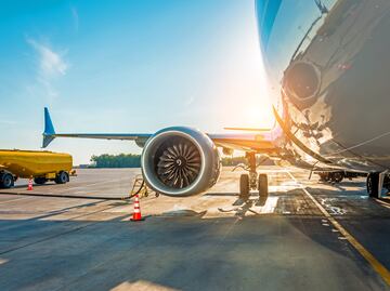 Trabajador del Aeropuerto de San Antonio muere succionado por el motor de un avión