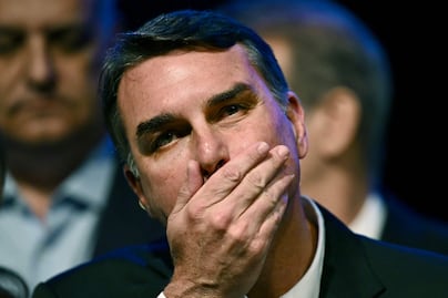 Flávio Bolsonaro habría huido a Estados Unidos tras perder elecciones; Brasil cancela sus pasaportes