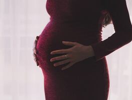 Embarazadas pueden transmitir Covid-19 a sus bebés: estudio