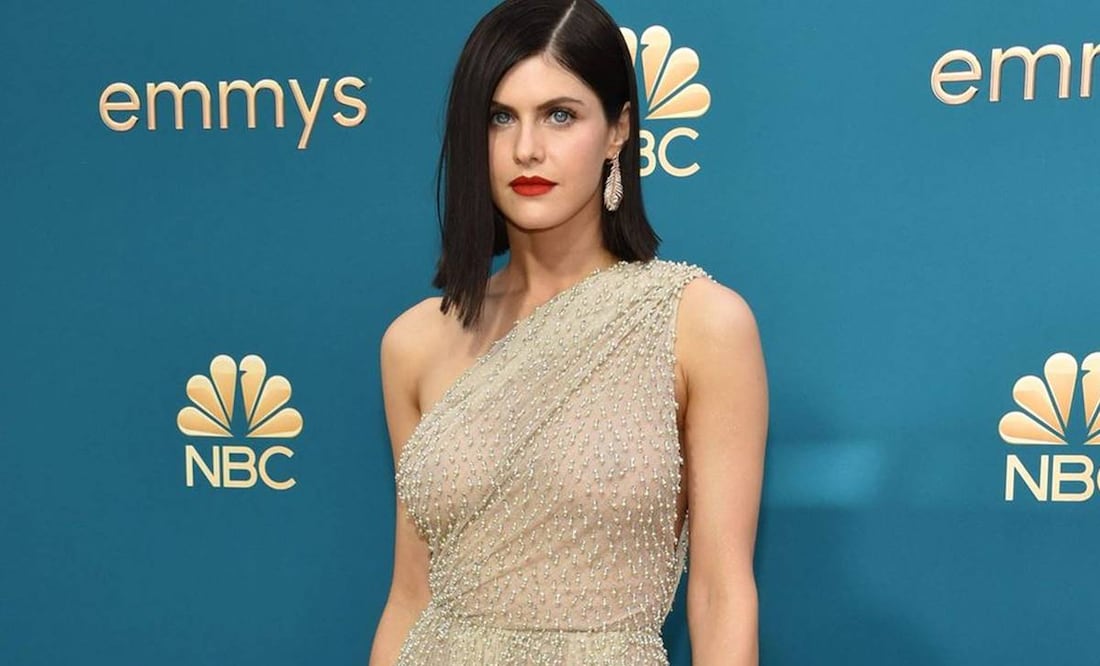 Alexandra Daddario luce su impresionante silueta con vestido traslúcido y lencería negra. Foto: AFP