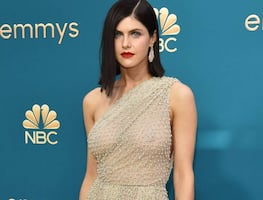 Alexandra Daddario se quita la ropa para posar con selfie mirror y desafía Instagram