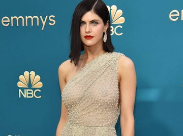 Alexandra Daddario derrocha belleza con brillante vestido ‘cut out’ en Los Ángeles