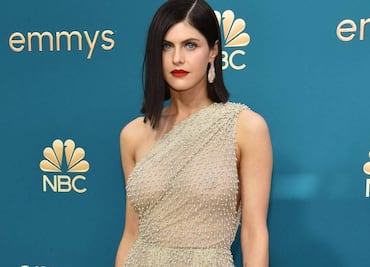 Alexandra Daddario se quita la ropa para posar con selfie mirror y desafía Instagram