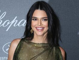 Kendall Jenner deslumbra con vestido transparente en sesión