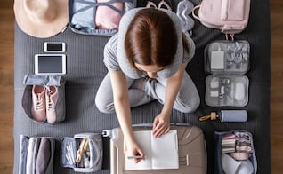 ¿Viajas en avión? Descubre qué dispositivos electrónicos sí puedes llevar en tu equipaje