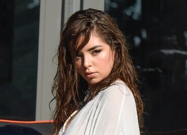 Demi Rose luce figura curvilínea con vestido ‘cut out’ en sesión