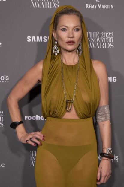 Kate Moss deja poco a la imaginación con vestido traslúcido en NY