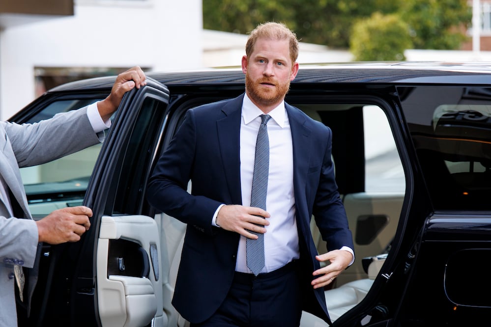 El regreso del príncipe Harry a Reino Unido amenaza con desatar nueva guerra en la familia real (Reino Unido, Londres) EFE/EPA/TOLGA AKMEN