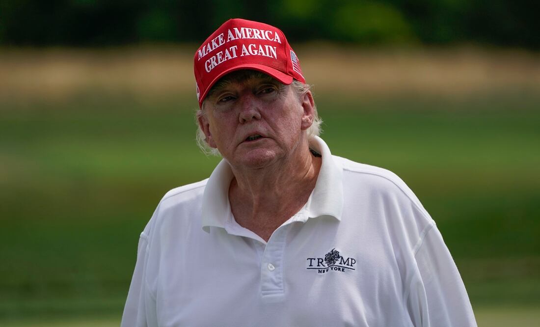 Club de golf de Trump acogerá gala que recogerá fondos para acusados de asalto al Capitolio AP