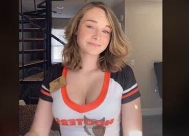 Mesera de Hooters revela en TikTok cuánto gana en propinas