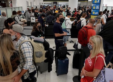 Thanksgiving: Prevén récord de vuelos en EU por encima de niveles pre-pandemia