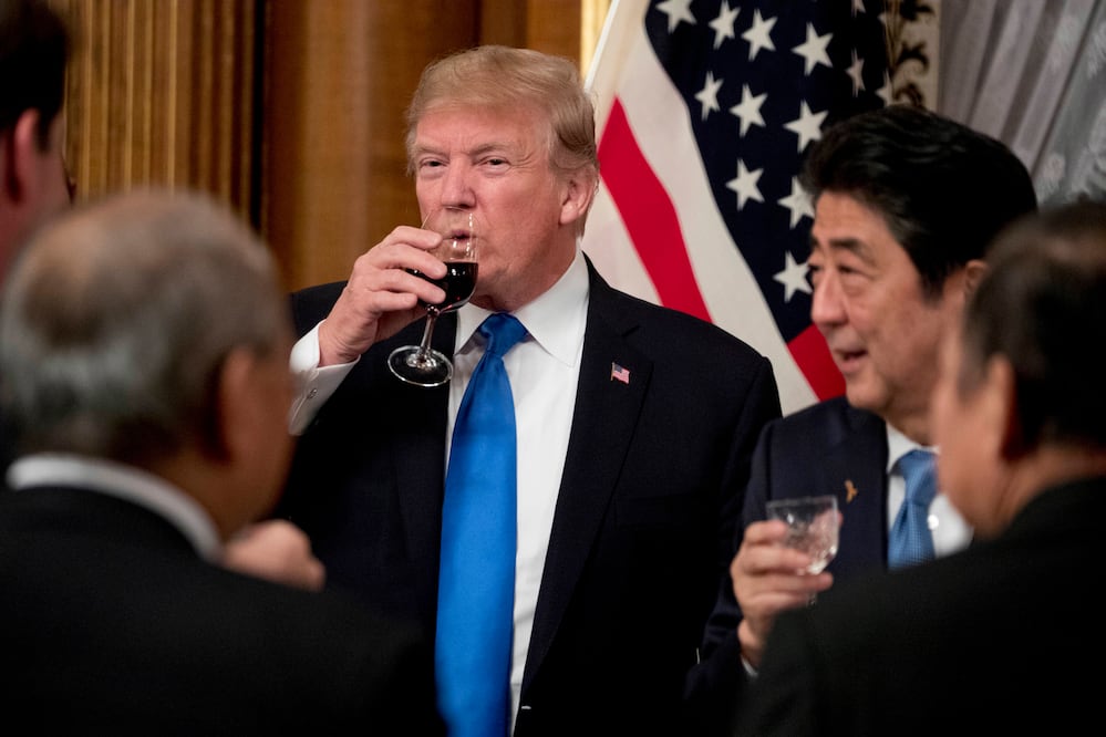 Donald Trump rechaza el consumo de alcohol. ¿Por qué no toma? ¿Cuál es la historia de su hermano Fred? . (AP Photo/Andrew Harnik)