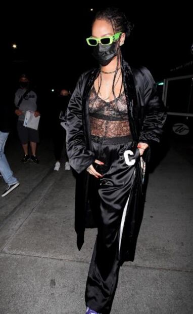 Rihanna sorprende en ‘braless’ con body traslúcido en California
