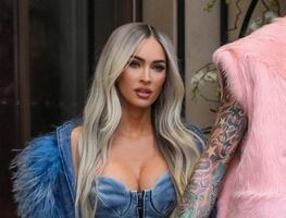 Megan Fox canaliza a Britney Spears de los 2000 con diminuto look de mezclilla en París