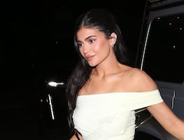 El minivestido de hombros caídos con el que Kylie Jenner presumió sus curvas ‘irreales’