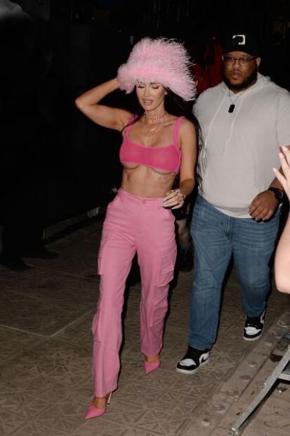 Megan Fox se inspira en Pamela Anderson y luce su bralette 'Barbiecore' más pequeño