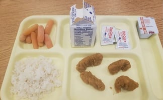 Padre se viraliza al denunciar la "ridícula comida" que da escuela de NY a estudiantes