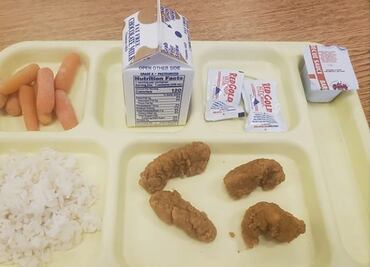 Padre se viraliza al denunciar la "ridícula comida" que da escuela de NY a estudiantes