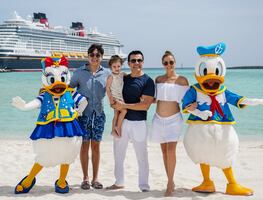 Adrián Uribe y su familia disfrutan de unas vacaciones a bordo del barco más nuevo de Disney Cruise Line