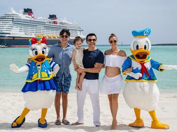 Adrián Uribe y su familia disfrutan de unas vacaciones a bordo del barco más nuevo de Disney Cruise Line
