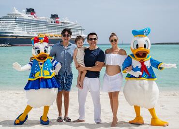 Adrián Uribe y su familia disfrutan de unas vacaciones a bordo del barco más nuevo de Disney Cruise Line