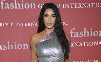 Kim Kardashian presume figura irreal y curvas de impacto con bustier y medias transparentes