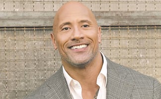 Video. 'The Rock' sorprende a su madre regalándole una casa