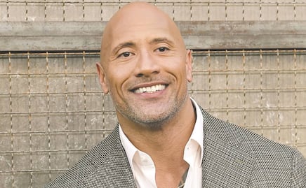 Video. 'The Rock' sorprende a su madre regalándole una casa