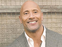 Video. 'The Rock' sorprende a su madre regalándole una casa