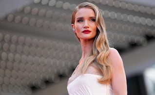 Rosie Huntington-Whiteley lleva las transparencias al límite con revelador vestido de encaje en Francia