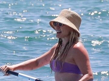 Hilary Duff presume 'bikini body' en medio del mar de Malibú y deslumbra