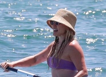 Hilary Duff presume 'bikini body' en medio del mar de Malibú y deslumbra