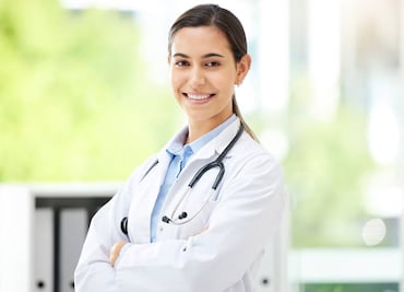 Hay trabajo para médicos en Consulado de EU en Monterrey; ofrecen salario de $1,097,000 al año